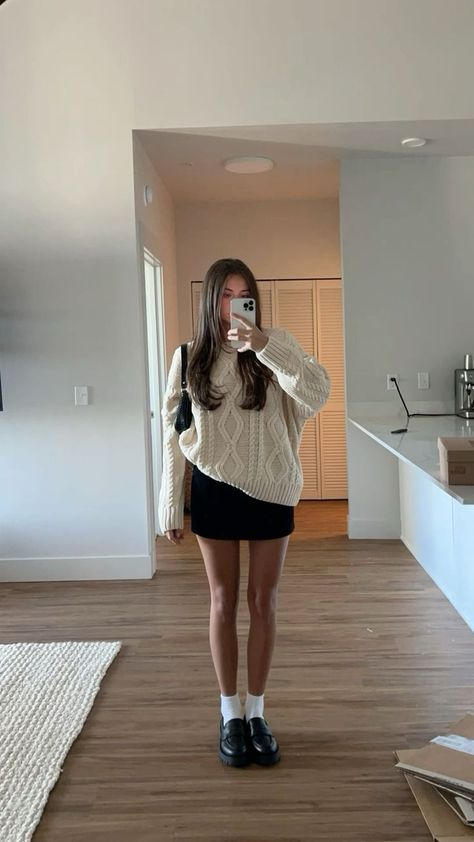 Dress Outfits Ideas Winter, Talk Girl Outfits, City College Outfits, Alabama Winter Outfits, Outfit Ideas For France, Stripped Turtle Neck Outfit Layers, April In London Outfits, Quiet Luxury Outfit Ideas, European Minimalist Fashion