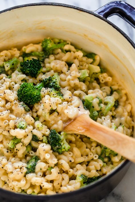 This homemade, lightened up baked mac and cheese recipe adds broccoli to the mix, a great way to sneak veggies in a kid's favorite dish! Baked Broccoli, Baked Mac And Cheese Recipe, Resep Pasta, Plats Healthy, Mac And Cheese Recipe, Baked Mac, Skinny Taste Recipes, Idee Pasto Sano, Comfort Foods