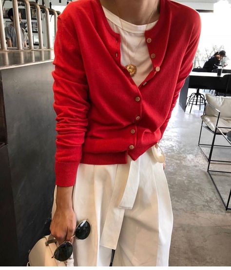 Fashion Forward Outfits, Mode Casual, Red Cardigan, Cardigan Outfits, Street Style Inspiration, Outfit Combinations, White Pants, Elegant Outfit, Look Cool