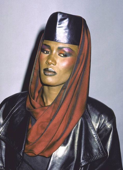 Grace Jones (A View to a Kill/Bond Girl & singer/songwriter- she is very tall and has the most beautiful skin and facial features. Asw) 80s Makeup, 80s Fashion Trends, Kim Wilde, Cher Horowitz, Robert Mapplethorpe, Grace Jones, Azzedine Alaia, Jean Michel Basquiat, David Hockney