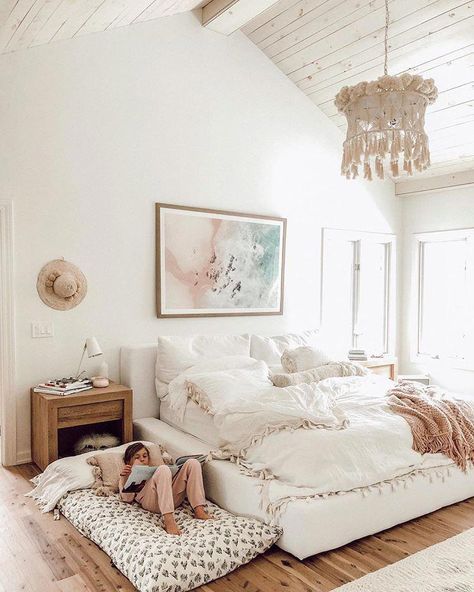 10 loads of laundry to do, papers to sort, emails to answer... but this was where I needed to be. because this 4 year old needed a castle… #bedroomsforgirls Ideas Cuarto, Pastel Bedroom, Vintage Bedroom Decor, Dream Dorm, Polar Vortex, Bedroom Bliss, White Bed, Bedroom Idea, Bohemian Bedroom Decor