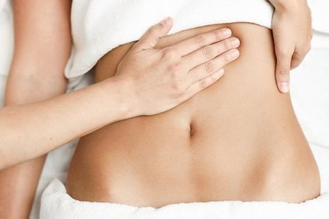 7 Benefits of Rubbing Castor Oil on Stomach - Castor Oil Guide Castor Oil Constipation, Castor Oil Benefits Skin, Oil For Constipation, Oil For Eyelash Growth, Castor Oil For Acne, Castor Oil Uses, Castor Oil Eyelashes, Castor Oil Benefits, Castor Oil Packs