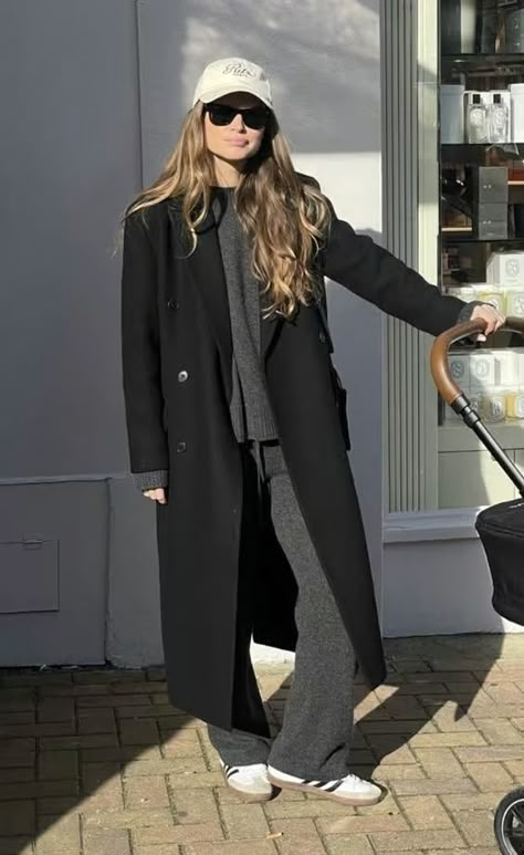 8 Low Effort Outfits To Always Looks Elegant - CLOSS FASHION Always Cold Outfit, Black Coat Scarf Outfit, Casual Nyc Outfit Fall, 2024 Outfits Winter, Classy Cold Weather Outfits, Low Effort Outfits, Belgium Outfits, Tomboy Outfits Winter, Self Confidence Activities