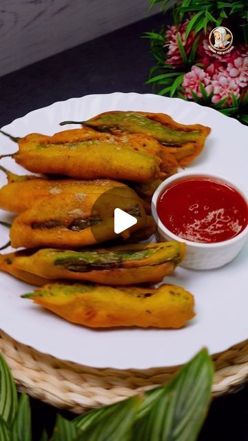 Amtul Faheem | Ammi Ke Khane on Instagram: "Mirchi Ke Bhajiye / Mirchi Bajji #ammikekahne #mirchibajji  Ingredients Chickpea Flour : 2 Cup Carom Seeds : 1 tsp Salt : To Taste Baking Soda : 1/4 tsp Turmeric : 1/2 tsp Ginger Garlic Paste : 1 tsp Water : 1 Glass Tamarind Paste : Half Cup Black Salt : To Taste Coriander Powder : 1 tsp Big Green Chilli Oil : For Frying Chat Masala Power  #mirchibhajiya #mirchipakoda #mirchikebhajiye #streetfood #snacks #cutmirchi #recipe #recipealert #recipeoftheday #cookingroutine #cooking #cookingvideo #hyderabadi #hyderabadicuisine #hyderabadifood #ramadanspecialrecipe, #ramzanspecialrecipe  Mirchi ke pakode, mirchi Bhajiya, mirchi ke bhajiye, mirchi bajji, hyderabadi Street food, Ramazan special recipe, cut mirchi, mirchi pakoda." Bhendi Chi Bhaji, Mirchi Recipes, Mirchi Pakoda, Mirchi Bajji, Hyderabadi Cuisine, Ramzan Special Recipes, Ramadan Special Recipes, Chat Masala, Carom Seeds