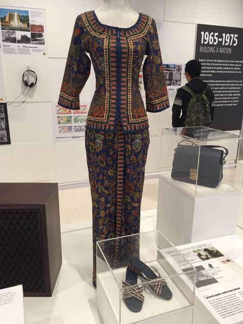 This iconic Singapore Airlines (SIA) flight stewardess uniform was based on the sarong kebaya which was mainly worn by traditional women in the Southeast Asia region. Principle of Design: Rhythm, as a similar pattern is repeated all over the uniform. Airlines Uniform, Flight Stewardess, Singapore Outfit, Singapore Tattoo, Singapore Design, Stewardess Uniform, Airline Uniforms, Flight Attendant Uniform, Beach Sarong