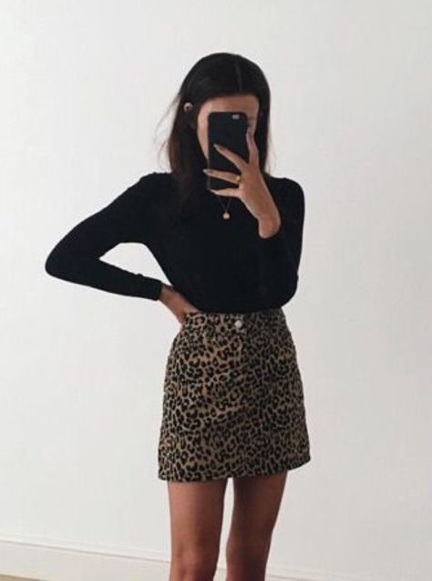 blusa basica com saia estampada Short Leopard Skirt Outfit, Outfit Chic, Leopard Print Skirt, Printed Skirt, Skirt Outfit, Mode Inspo, Print Skirt, Looks Style, Outfit Idea