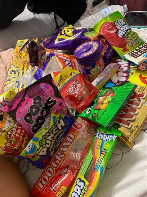 Snack Stash In Bedroom, Sleepover Snacks, Snack Station, Snack Shop, Sleepover Food, Junk Food Snacks, Food Babe, Cute Snacks, Yummy Comfort Food