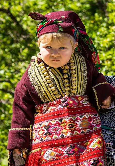 Macedonian traditional dress Kashmir Pakistan, Kawaii Clothes Goth, Pakistani Culture, Outfit Ideas For Church, Latina Outfit, Fashion Drawing Dresses, Srinagar, Jammu And Kashmir, Leh