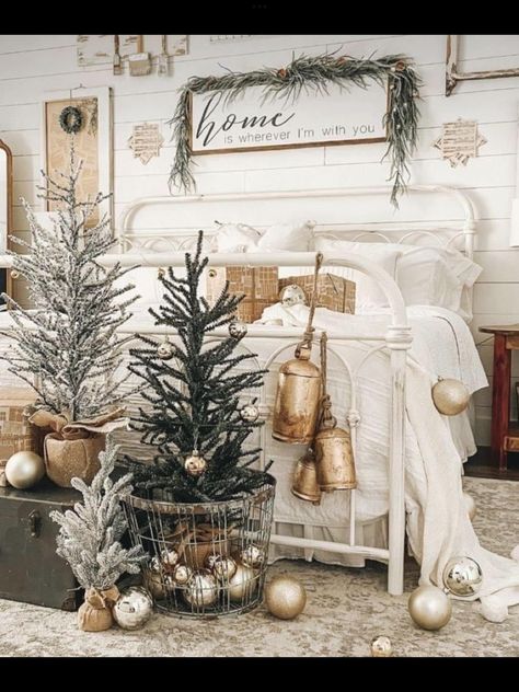 Trendy Christmas Decor, Neutral Holiday Decor, Cozy Christmas Decor, Vintage Inspired Christmas, Neutral Christmas Decor, Christmas Decor Inspiration, Country Christmas Decorations, Cottage Christmas, Christmas Interiors