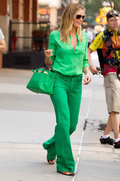 Heidi Klum with her Hermes Green Birkin Bag — Collecting Luxury Dittos Jeans, Celebrities Fashion, Geometric Print Dress, Fern Green, Green Outfit, Heidi Klum, Green Shirt, Hermes Birkin, Green Fashion