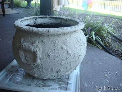 cheap plastic cauldron tranformed. Primed, thn mixed low voc latex paint, with lots of sand (for texture) and some flour (for glue). Paint Faux Iron, Witches Cauldron, Halloween Yard, Halloween 2019, Halloween 2020, Halloween Deco, Free Halloween, Halloween Props, Halloween Projects