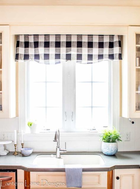 Kitchen Valance Ideas, No Sew Valance, Valance Ideas, Builder Grade Kitchen, House Design Ideas, No Sew Curtains, Tuscan Kitchen, Kitchen Valances, Décor Boho