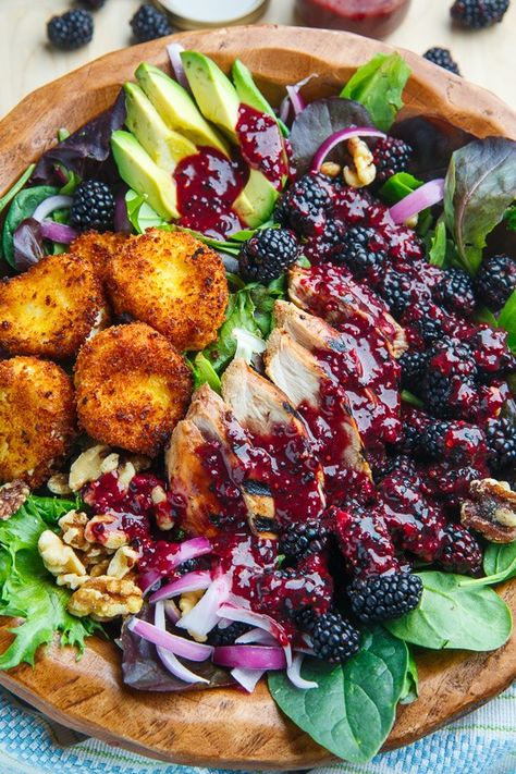 Blackberry Balsamic Grilled Chicken Salad with Crispy Fried Goat Cheese Blackberry Balsamic, Goat Cheese Stuffed Chicken, Fried Goat Cheese, Balsamic Vinaigrette Dressing, Salad Chicken, Balsamic Recipe, Goat Cheese Recipes, Berry Salad, Diner Recept