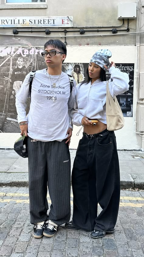 Boyfriend Matching Outfits, Streetwear Couple Outfit, Color Cordinate Outfit Couple Ideas, Asap Rocky Aesthetic Outfits, Duo Fit Pics, Couple Streetwear Outfits, Streetwear Couple Street Style, Play Outfit Theater, Duo Pics Ideas