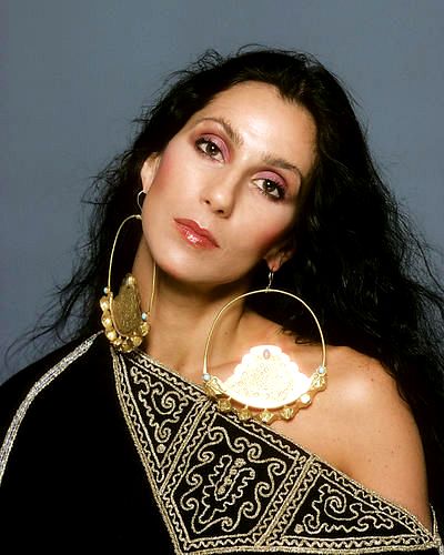 Cher poses wearing the biggest earrings I have ever seen. Cher 1970s, 70s Cher, Cher Fashion, 1970s Glam, Cher And Sonny, Eartha Kitt, Fashion 1970s, Julie Andrews, 70s Disco