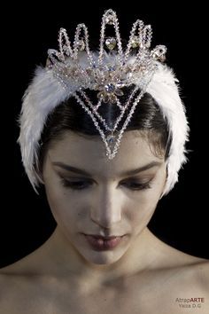 SWAN LAKE HEADPIECE Swan Lake Headpiece, Swan Lake Costumes, Swan Costume, Ballet Tiaras, Ballet Headpieces, Ballet Hairstyles, Swan Lake Ballet, Ballet Images, Ballet Russe