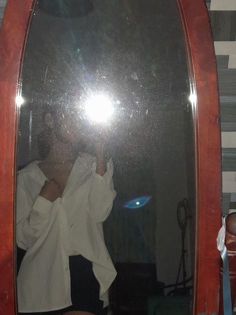 Hide Pic, Mirror Selfie Aesthetic, Fake Photo Short Hair, Attractive Wallpapers, Short Instagram Quotes, Icon Jewelry, Henna Tattoo Designs Simple, Photos For Profile Picture, Mirror Selfie Poses