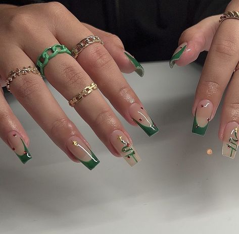 Short Christmas Nails Green, Green Nails Christmas, Christmas Nails Green, Green Christmas Nails, Simple Acrylic Nails, Classy Acrylic Nails, Acrylic Nails Coffin Pink, Bling Acrylic Nails, Acrylic Nails Coffin Short