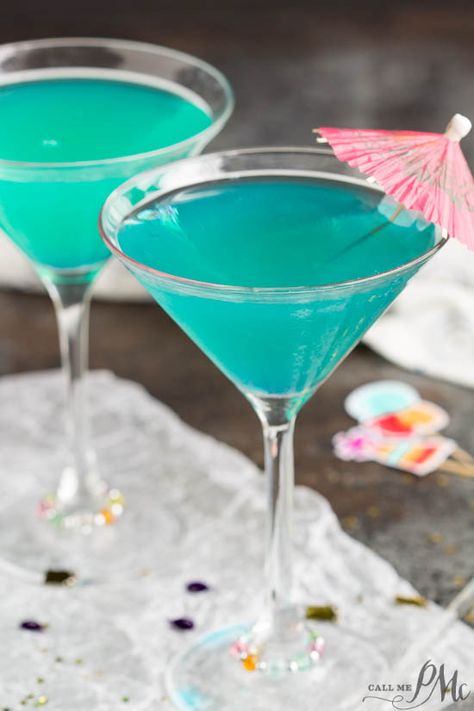 Memphis Blues Martini from The Peabody Hotel Memphis TN. This is a restaurant remake of a popular cocktail is pretty and delicious! cocktail recipe Memphis Recipes, Summer Martinis, Cocktails Made With Gin, Martini Recipes Vodka, Peabody Hotel, Martini Party, Blue Drink, Blue Martini, Martinis Drinks