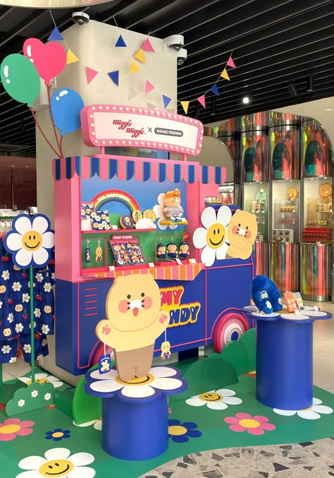 Kakao Friends 与 Wiggle Wiggle 合作 – 设计开胃沙拉 Pop Up Event Display, Ice Cream Booth Ideas, Store Booth Design, Cute Booth Design, Activation Booth Design, Display Design Exhibition Products, Window Display Design Creative, Pop Up Aesthetic, Pop Up Store Design Ideas