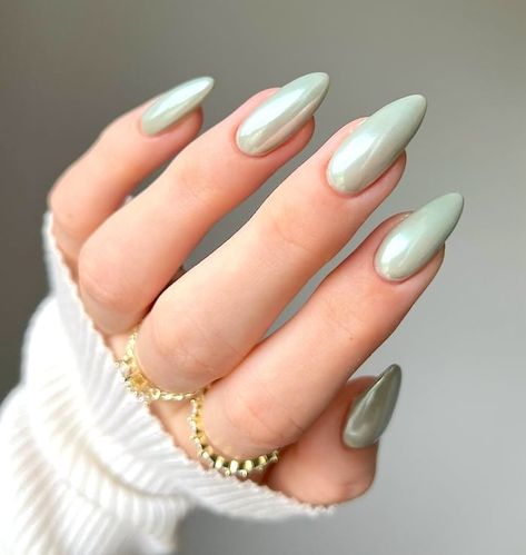 Pale green chrome nails. Ombre Chrome Nails, Green Nail, Oval Nails, Elegant Nails, Manicure Y Pedicure, Minimalist Nails, Classy Nails, Nail Arts, Chrome Nails