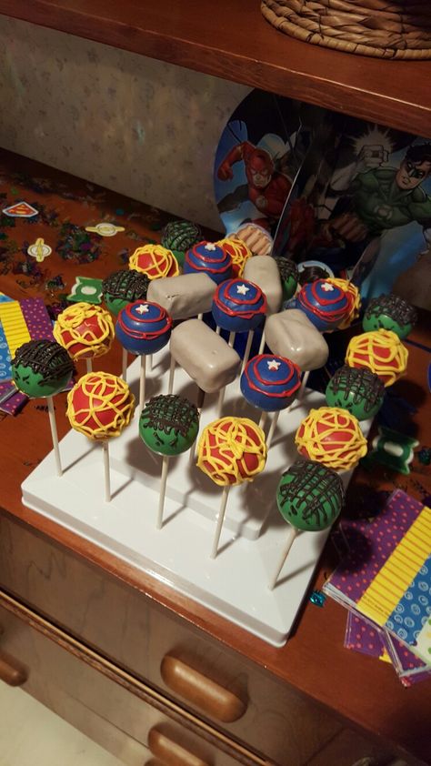 Avengers Birthday Party Desserts, Super Hero Cake Pops, Hulk Cake Pops, Avengers Cake Pops, Marvel Cake Pops, Superhero Cake Pops, Superhero Birthday Party Food, Diy Kids Party Decorations, Avenger Party