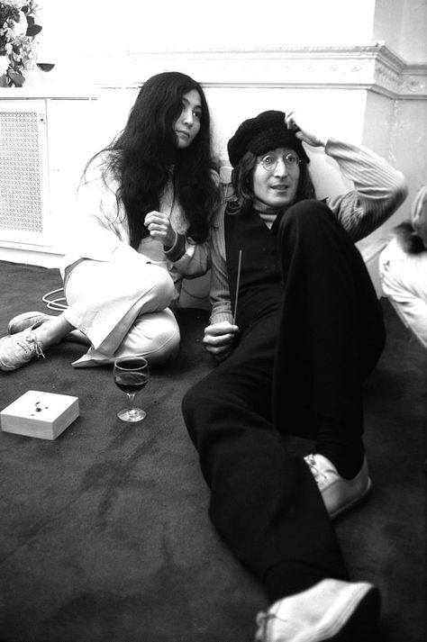 John and Yoko (London, 1968) John Lennon And Yoko Ono, Jhon Lennon, John Lennon Yoko Ono, Beatles Girl, John Lennon And Yoko, Imagine John Lennon, John Lennon Beatles, Beatles Pictures, Beatles John