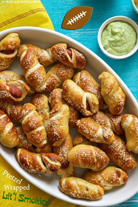 Lit'l Smokies Mini Pretzel Hot Dogs | Serve them at your tailgating & football parties! MarlaMeridith.com Pretzel Hot Dogs, Hot Dogs Grilled, Pretzel Dogs, Lil Smokies, Grilling Hot Dogs, Football Parties, Football Snacks, Game Day Party, Mini Pretzels