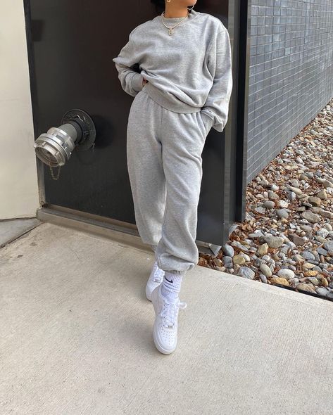 Gray Sweats Outfit, Womens Tracksuit Outfit, Grey Sweats Outfit, Sweatsuit Outfits Women, Nike Socks Outfit, Crew Socks Outfit, Tracksuit Outfit Women, Gray Hoodie Outfit, Outfit Jogging