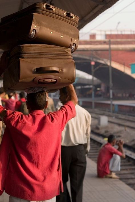 Pakistan Railways, Indian Railways, Beautiful Landscape Photography, Heart Iphone Wallpaper, Train Photography, Train Travel, Railway Station, Human Figure, Train Station