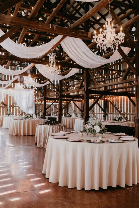 Wedding Ideas Inside Receptions, Wedding Venue Lighting Indoor, Country Style Wedding Venues, Classy Farmhouse Wedding, Wedding In A Shop, Farm Wedding Ceremony Ideas, Country Modern Wedding Ideas, Rustic Glamour Wedding, Wedding Aesthetic Rustic