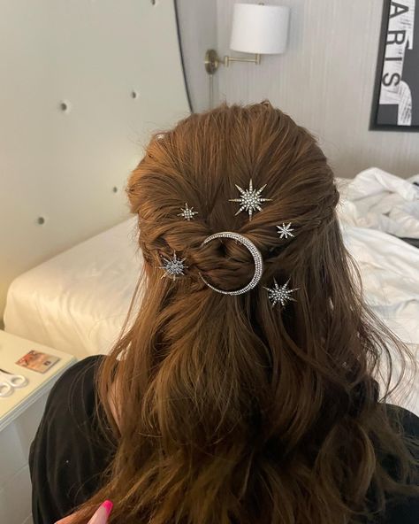 Wedding Hairstyles Messy, Down Hairstyles For Prom, Hairstyles Brides, Prom Hair Medium, Hairstyles For Prom, Half Up Half Down Hair Prom, Night Hairstyles, Hairstyles Messy, Wedding Hairstyles Bride