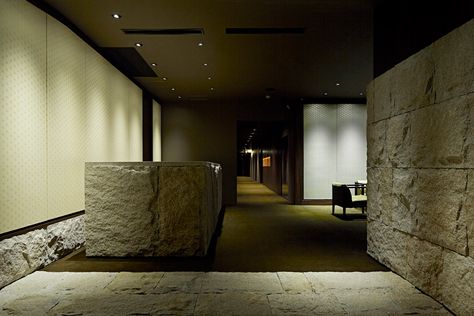 a rugged and rough-cut stone covers the floor, right-side wall, and a built reception counter hakuunsou-kanagawa-restaurant-makoto-yamaguchi-design-japan-designboom-02 Japanese Interior Design Modern, Japanese Inn, Japanese Restaurant Interior, Interior Hotel, Stone Interior, Hotel Project, Hotel Interiors, Restaurant Tables, Japanese Restaurant