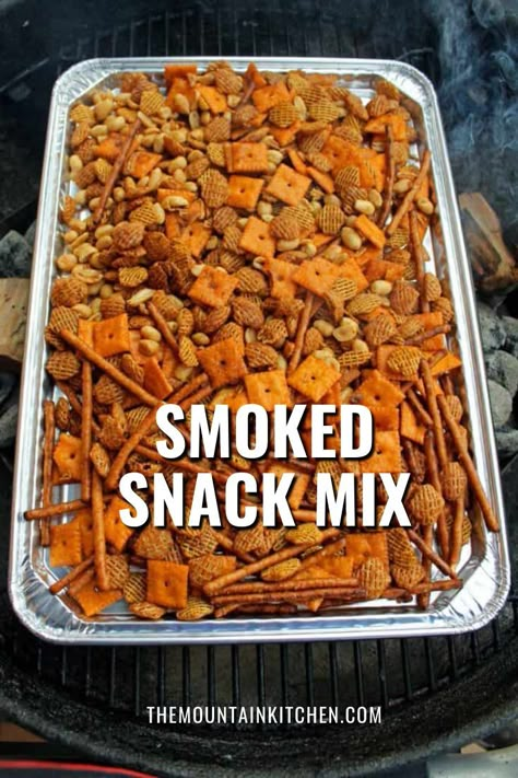 Smoked Trail Mix Recipes, Smoker Chex Mix Recipes, Smoked Chex Mix Recipes Original, Cheese It Snack Mix Recipe, Smoked Cheese Its, Spicy Cheez Its, Smoked Nuts And Bolts, Smoked Snacks Recipes, Spicy Cheez It Recipe