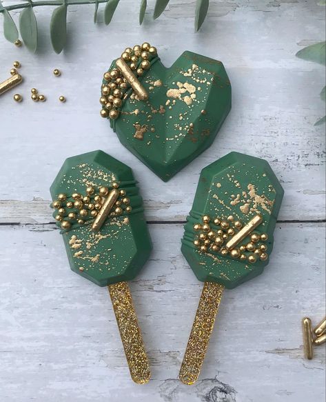 Forest Green Cake Pops, Emerald Green And Gold Treats, Green Cakesicles, Emerald Green Dessert Table, Apple Cake Pops, Cake Heart, Chocolate Covered Strawberries Bouquet, Gold Dessert, Cookies Decoradas