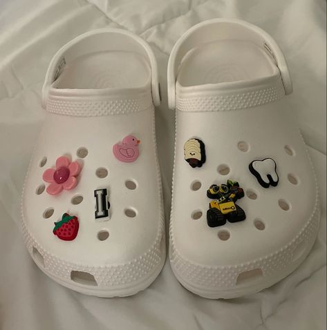 White Crocs Aesthetic, Croc Inspiration, White Crocs Outfit, Jibbitz Crocs Ideas, Croc Jibbitz Ideas, Jibbitz Ideas, Crocs With Jibbitz, Crocs Aesthetic, Crocs With Charms