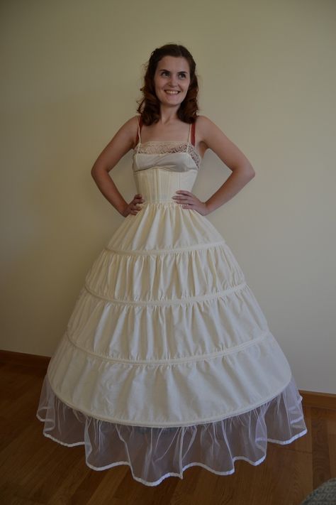 How To Make A Hoop Skirt  •  Free tutorial with pictures on how to make a costume in under 120 minutes Hoop Skirt Dress, Meme Costume, Hoop Dress, Sewing Costumes, Historical Sewing, Diy Cosplay, Costume Making, Scarlett Dresses, Costume Tutorial