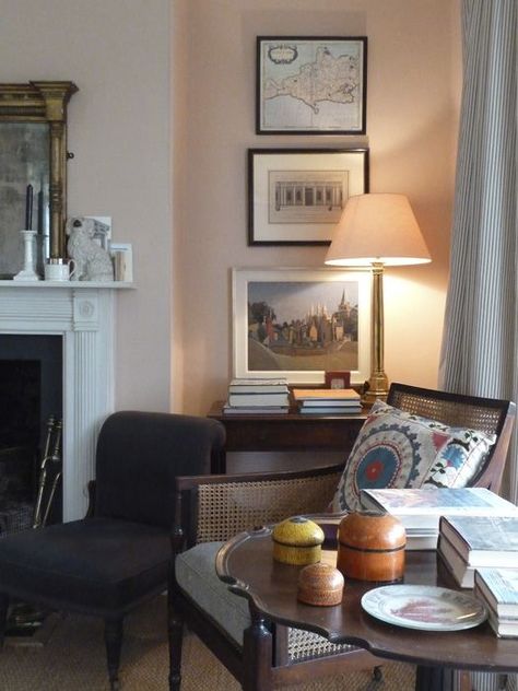 A wonderful sitting room with walls painted in Farrow & Ball's Setting Plaster! The sitting room is an altogether more restful thing, in its new coat of powdery chalky pink. Patrick mixed that for me too, a shade right in-between his 1950s pink and Farrow & Ball's Setting Plaster (which is a beautiful colour but… Ben Pentreath Interiors, Setting Plaster, Salon Interior Design Ideas, Colorful Kitchen Decor, Pink Living Room, Farrow And Ball, Salon Interior Design, Up House, A Living Room