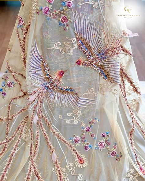 Gigi Ha Did Met Gala, Chinese Embroidery Design, Beaded Embroidery Dress, Lengha Blouse Designs, Couture Beading, Asian Style Dress, Expensive Dresses, Hand Beaded Embroidery, Chinese Embroidery