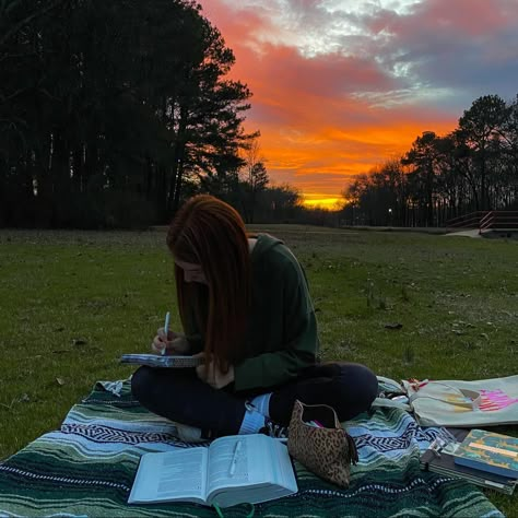 Bible Study Outside Aesthetic, Summer Aesthetic Christian, Bible Study Picnic With Friends, Study Picnic Aesthetic, Christain Girl Autumn, Christian Woman Aesthetic Pictures, Bible Study Picnic Aesthetic, Teenage Christian Aesthetic, Granola Christian Aesthetic