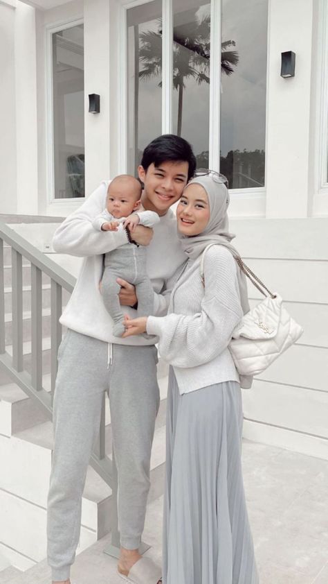 Matchy Outfit Couple, Mastani Dress, Bangkok Outfit, Ootd Couple, Outfits Muslim, Ootd Hijab Style, Muslim Family, Couple Dress, Cute Couple Outfits