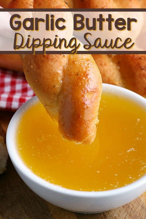 It's easy to make this Garlic Butter Dipping Sauce at home! Grab a few pizzas or breadsticks for dinner or game day - and let's get to dipping! Garlic Butter Dipping Sauce, Garlic Sauce For Pizza, Bread Dipping Sauce, Pizza Dipping Sauce, Pizza Sausage, Butter Dipping Sauce, Top Desserts, Love Bakes Good Cakes, Make Garlic Butter