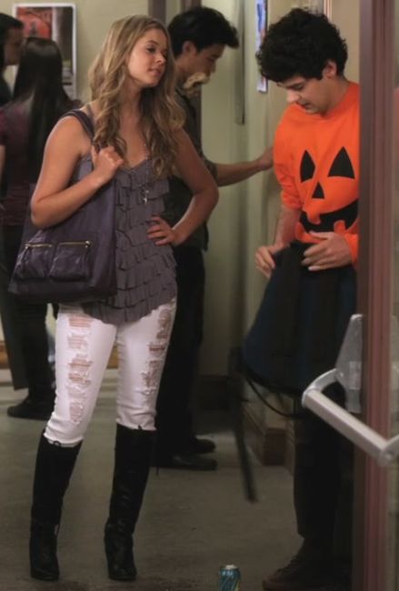 Ali in ruffle shirt, torn jeans and knee high boots Alison Pretty Little Liars, 2000 Outfits, Pretty Little Liars Outfits, Pll Outfits, Alison Dilaurentis, Pretty Little Liars Fashion, Goddess Outfit, Pll Fashion, Character Inspired Outfits