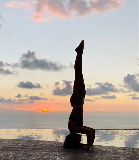 Aesthetic Meditation Pictures, Yoga Tripod Headstand, Head Stand Aesthetic, Yoga Headstand Aesthetic, Yoga Asthetic Picture, Australia Moodboard, Meditation Photoshoot, Yogi Aesthetic, Yoga On Beach