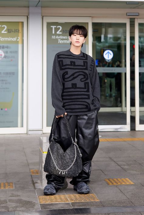 @SPOTVent_KPOPUP
Da- Diamond days! 💎🖤 @pledis_17's #HOSHI left for Milan, Italy to attend Milan Fashion Week FW 2024 in a full #DIESEL look on the afternoon of Feb 20, and here you go the #SEVENTEEN star #호시 spotted at Incheon International Airport! 🐯 
#세븐틴 #ホシ #HOSHIxDieselFW24 Hoshi Outfit, Diesel Fashion, Fw 2024, Diesel Clothing, Hoshi Seventeen, Milan Italy, Outfit Style, Incheon, Airport Style