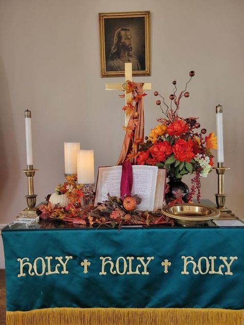 Fall Altar Decorations Church, Fall Church Decorations, Hay Bale Fall Decor, Thanksgiving Church Decorations, Hay Bale Fall, Altar Arrangements, Gift Games, Church Pulpit, Alter Decor