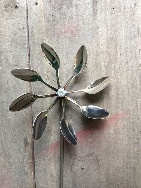 Spinner Spoon Art Diy, Art Projects For Beginners, Recycled Garden Art, Cutlery Art, Welding Crafts, Silverware Art, Recycled Metal Art, Spoon Art, Wind Sculptures