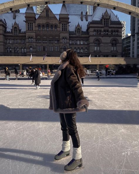 If you're new to ice skating, or just want some practical advice on the best ice skating outfit, this post is for you! Learn about the different style tips and outfit ideas. Skate Aesthetic Outfits, Feed Beige, Nails Ice, White Sherpa Jacket, Skate Outfit, Cozy Sweaters Outfits, Winter Skating, Skating Outfit, Skate Photos