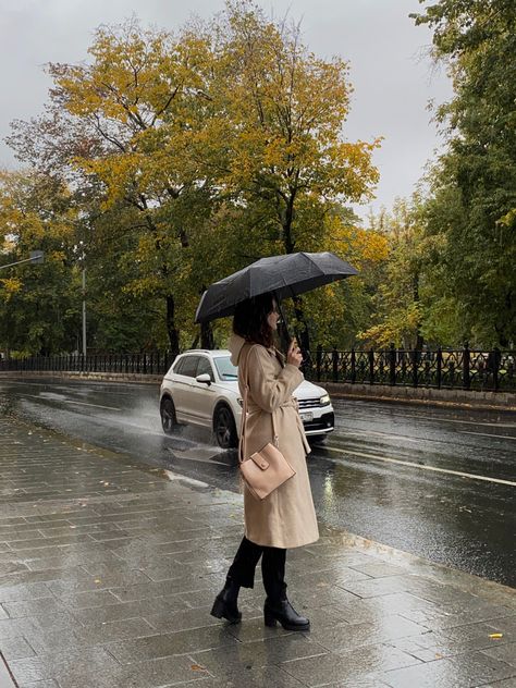 #rain #aesthetic Rain Coat Aesthetic, Raincoat Outfit Aesthetic, Raincoat Aesthetic, Rain Coat Outfit, Coat Aesthetic, Aesthetic Rain, Girls Rain Coat, Girl In Rain, Italy Girl