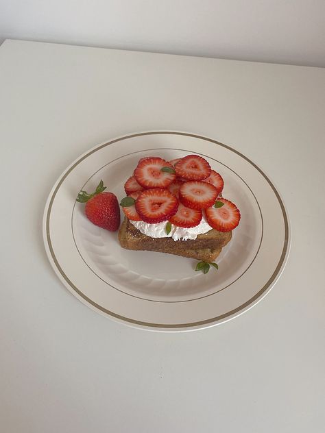 Toast Aesthetic, Strawberry Toast, Aesthetic Strawberry, Morning Toast, Sweet Treat, Pretty Food, Sweet Treats, Toast, Fruit